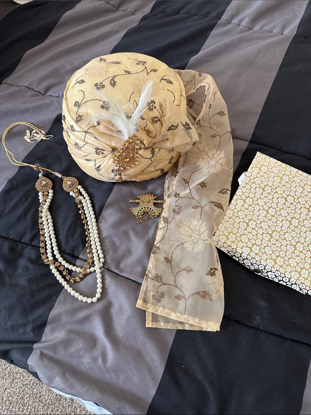 Elegant Cream Floral Embroidered Groom’s Turban and jewelry Set
